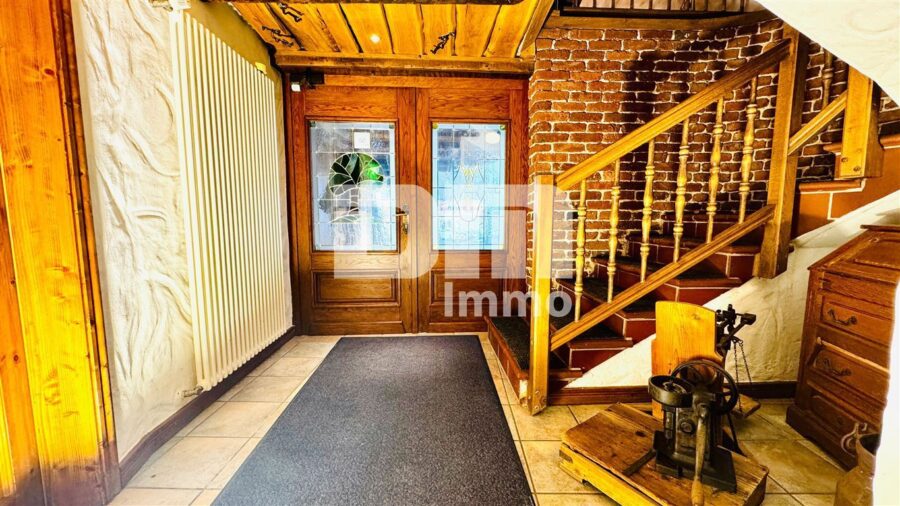 Hochwertiges effizientes Restaurant, Bar und große Wohnung mit Ausbaupotential und Terrasse - Souterrain Haupteingang Zugang zum Restaurant